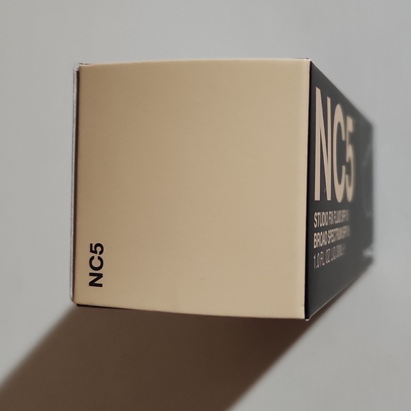 MAC NC5 Studio Fix Fluid SPF 15 - Picture 9 of 10
